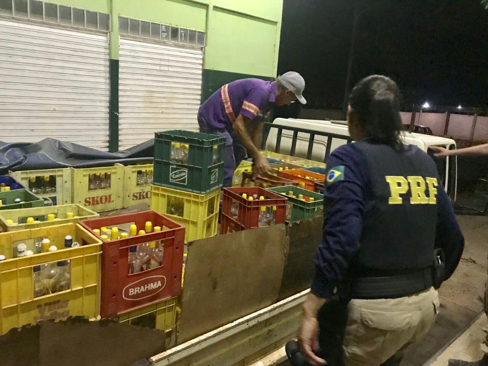 PRF apreende em Três Lagoas mais de 3000 litros de cerveja sem nota fiscal e 300 maços de cigarro contrabandeados