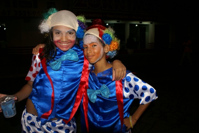 Escolas Acadêmicos Unidos de Três Lagoas e X15 alegram a noite durante desfile