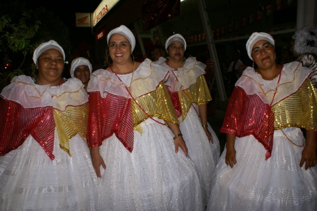 Escolas Acadêmicos Unidos de Três Lagoas e X15 alegram a noite durante desfile
