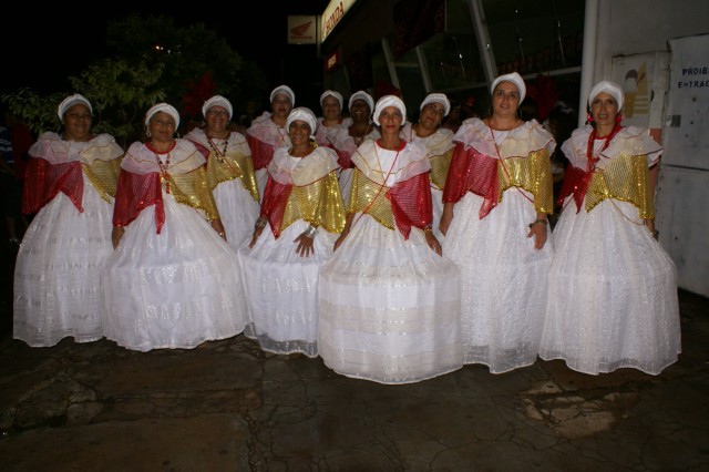 Escolas Acadêmicos Unidos de Três Lagoas e X15 alegram a noite durante desfile