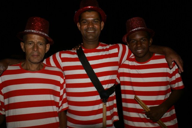 Escolas Acadêmicos Unidos de Três Lagoas e X15 alegram a noite durante desfile