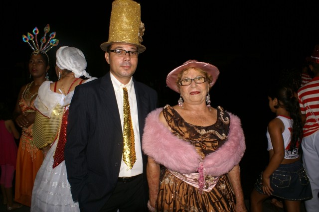 Escolas Acadêmicos Unidos de Três Lagoas e X15 alegram a noite durante desfile