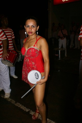 Escolas Acadêmicos Unidos de Três Lagoas e X15 alegram a noite durante desfile