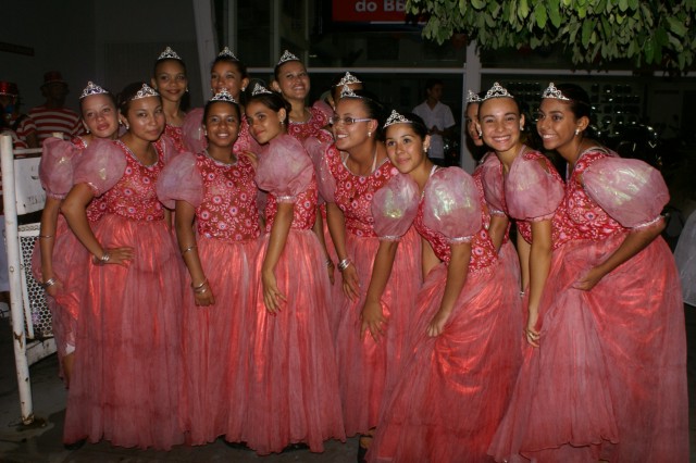 Escolas Acadêmicos Unidos de Três Lagoas e X15 alegram a noite durante desfile
