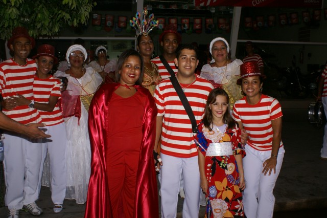 Escolas Acadêmicos Unidos de Três Lagoas e X15 alegram a noite durante desfile