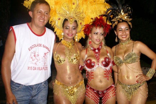 Escolas Acadêmicos Unidos de Três Lagoas e X15 alegram a noite durante desfile