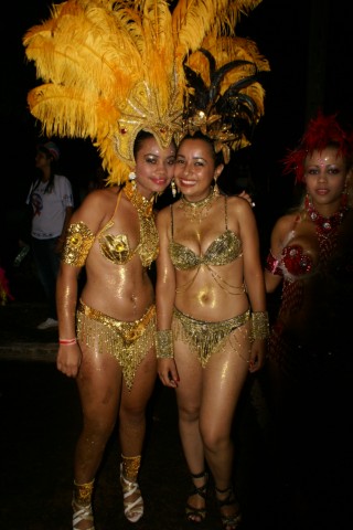 Escolas Acadêmicos Unidos de Três Lagoas e X15 alegram a noite durante desfile