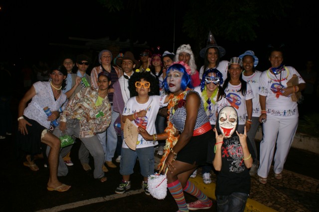 Escolas Acadêmicos Unidos de Três Lagoas e X15 alegram a noite durante desfile