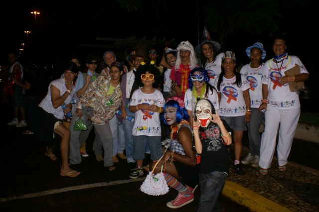 Escolas Acadêmicos Unidos de Três Lagoas e X15 alegram a noite durante desfile