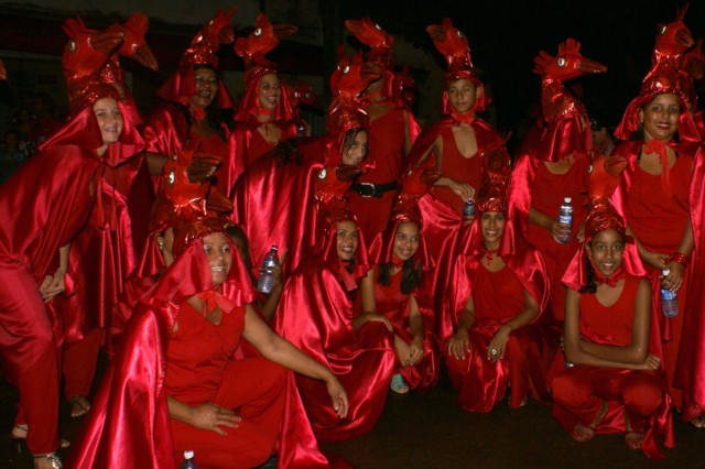 Escolas Acadêmicos Unidos de Três Lagoas e X15 alegram a noite durante desfile