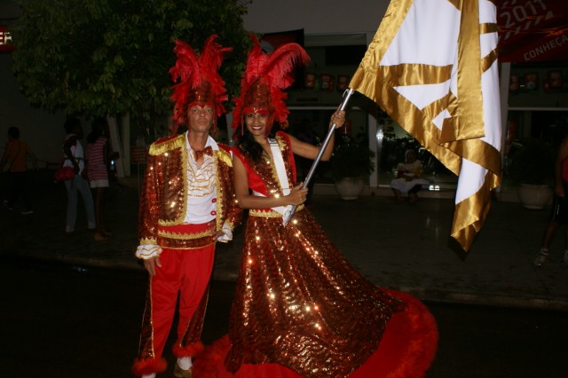 Escolas Acadêmicos Unidos de Três Lagoas e X15 alegram a noite durante desfile