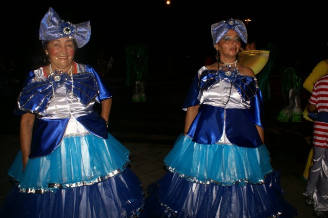 Escolas Acadêmicos Unidos de Três Lagoas e X15 alegram a noite durante desfile