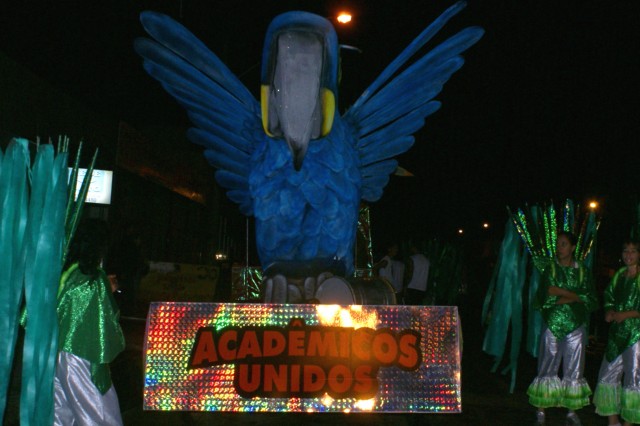 Escolas Acadêmicos Unidos de Três Lagoas e X15 alegram a noite durante desfile