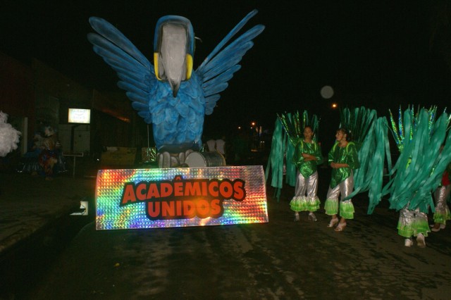 Escolas Acadêmicos Unidos de Três Lagoas e X15 alegram a noite durante desfile