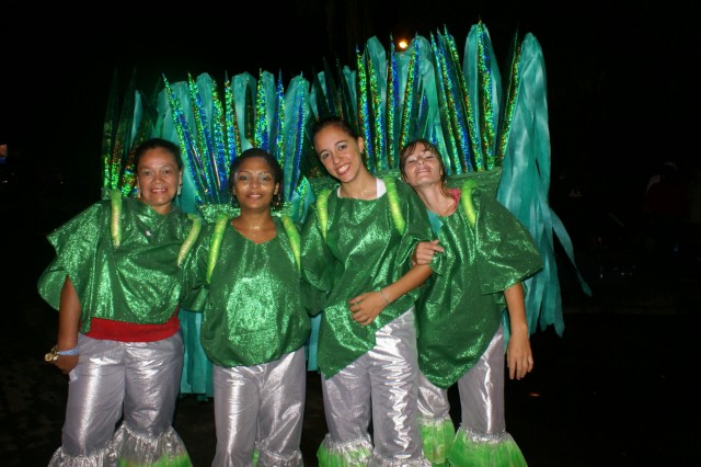 Escolas Acadêmicos Unidos de Três Lagoas e X15 alegram a noite durante desfile