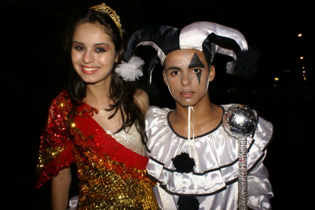 Escolas Acadêmicos Unidos de Três Lagoas e X15 alegram a noite durante desfile