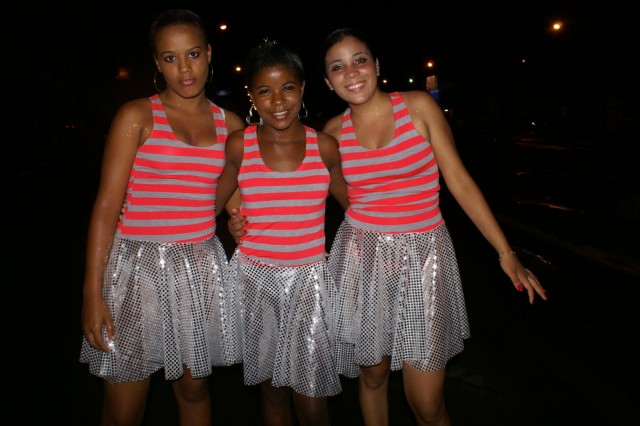 Escolas Acadêmicos Unidos de Três Lagoas e X15 alegram a noite durante desfile