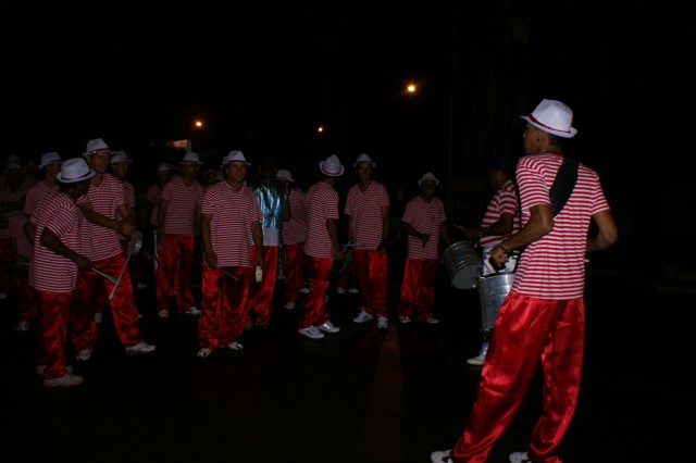 Escolas Acadêmicos Unidos de Três Lagoas e X15 alegram a noite durante desfile