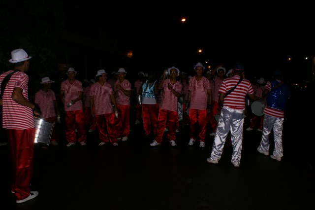 Escolas Acadêmicos Unidos de Três Lagoas e X15 alegram a noite durante desfile