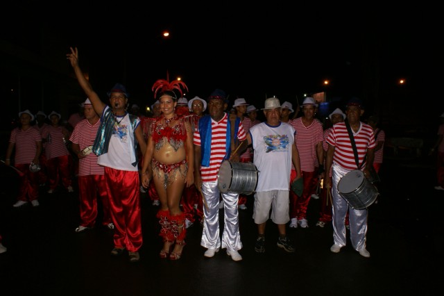 Escolas Acadêmicos Unidos de Três Lagoas e X15 alegram a noite durante desfile