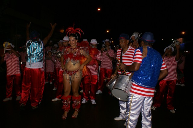 Escolas Acadêmicos Unidos de Três Lagoas e X15 alegram a noite durante desfile