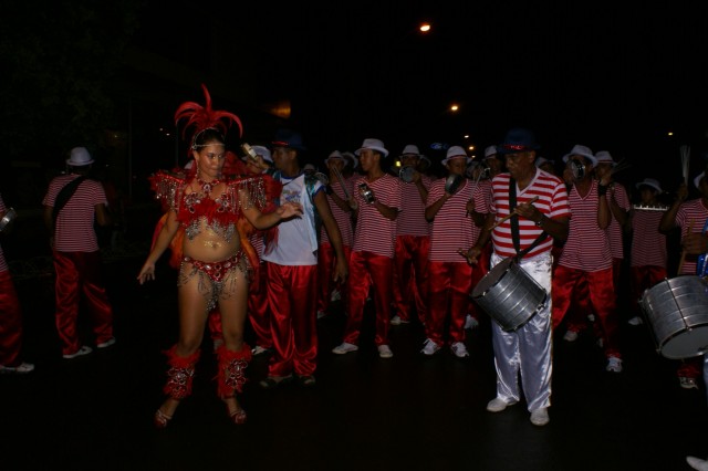 Escolas Acadêmicos Unidos de Três Lagoas e X15 alegram a noite durante desfile