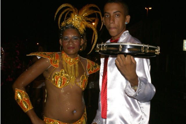 Escolas Acadêmicos Unidos de Três Lagoas e X15 alegram a noite durante desfile