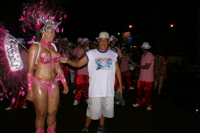 Escolas Acadêmicos Unidos de Três Lagoas e X15 alegram a noite durante desfile
