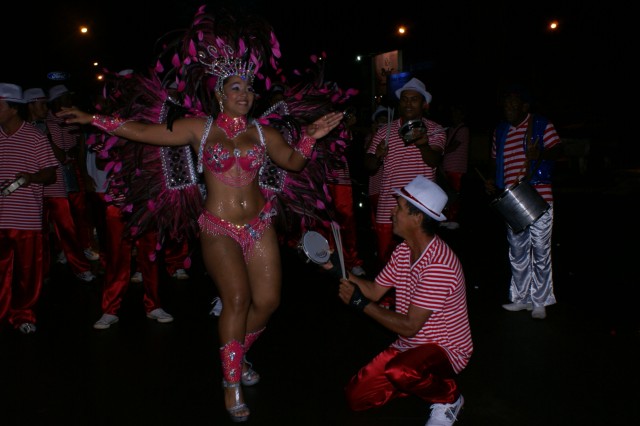 Escolas Acadêmicos Unidos de Três Lagoas e X15 alegram a noite durante desfile