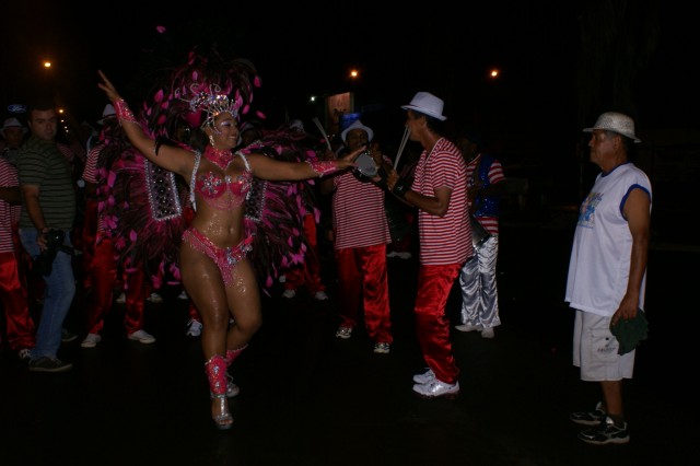 Escolas Acadêmicos Unidos de Três Lagoas e X15 alegram a noite durante desfile
