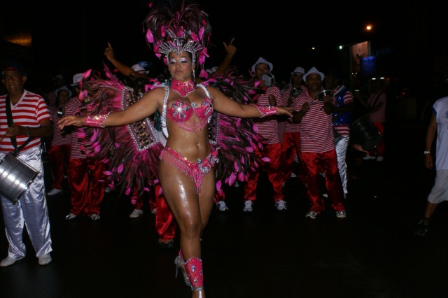 Escolas Acadêmicos Unidos de Três Lagoas e X15 alegram a noite durante desfile