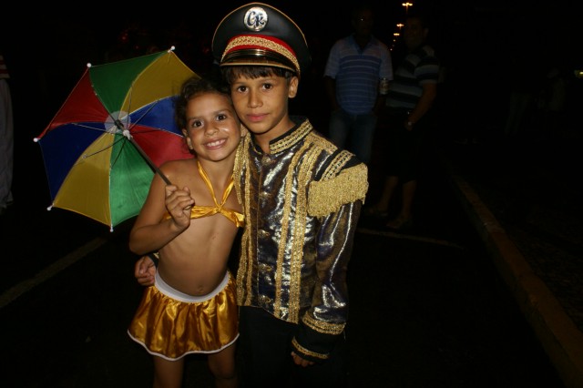 Escolas Acadêmicos Unidos de Três Lagoas e X15 alegram a noite durante desfile