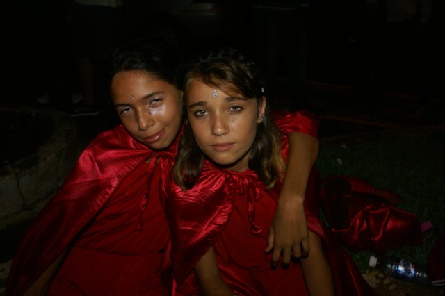 Escolas Acadêmicos Unidos de Três Lagoas e X15 alegram a noite durante desfile