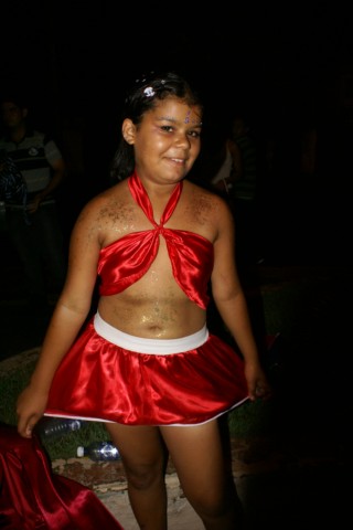 Escolas Acadêmicos Unidos de Três Lagoas e X15 alegram a noite durante desfile