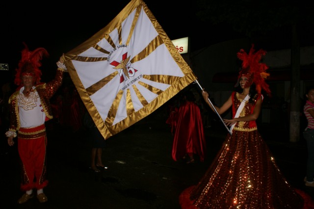 Escolas Acadêmicos Unidos de Três Lagoas e X15 alegram a noite durante desfile