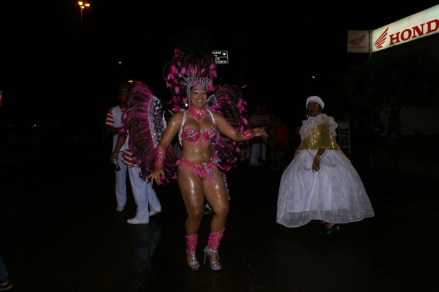 Escolas Acadêmicos Unidos de Três Lagoas e X15 alegram a noite durante desfile