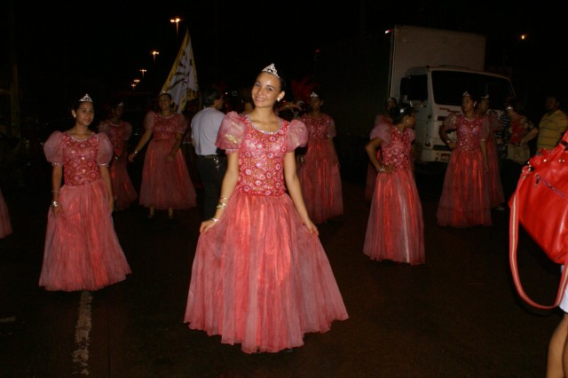 Escolas Acadêmicos Unidos de Três Lagoas e X15 alegram a noite durante desfile