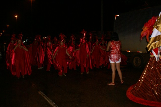 Escolas Acadêmicos Unidos de Três Lagoas e X15 alegram a noite durante desfile