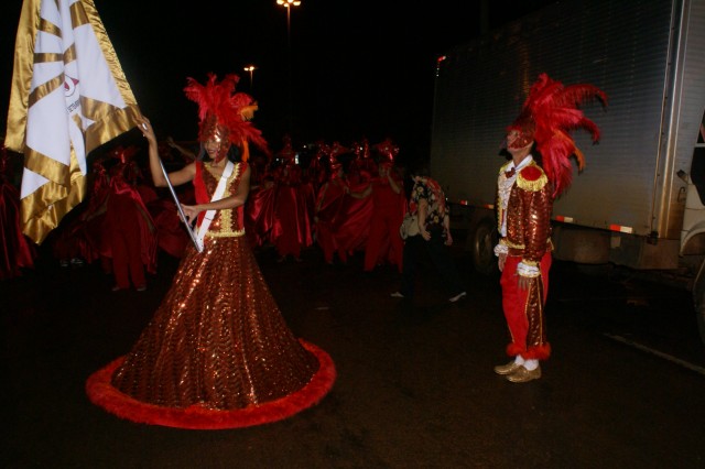 Escolas Acadêmicos Unidos de Três Lagoas e X15 alegram a noite durante desfile