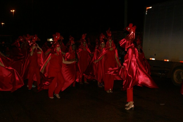 Escolas Acadêmicos Unidos de Três Lagoas e X15 alegram a noite durante desfile