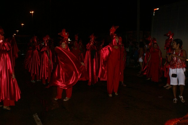 Escolas Acadêmicos Unidos de Três Lagoas e X15 alegram a noite durante desfile