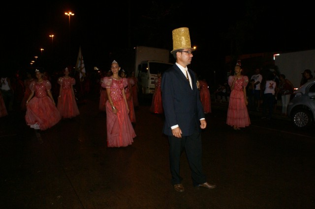 Escolas Acadêmicos Unidos de Três Lagoas e X15 alegram a noite durante desfile