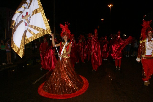 Escolas Acadêmicos Unidos de Três Lagoas e X15 alegram a noite durante desfile