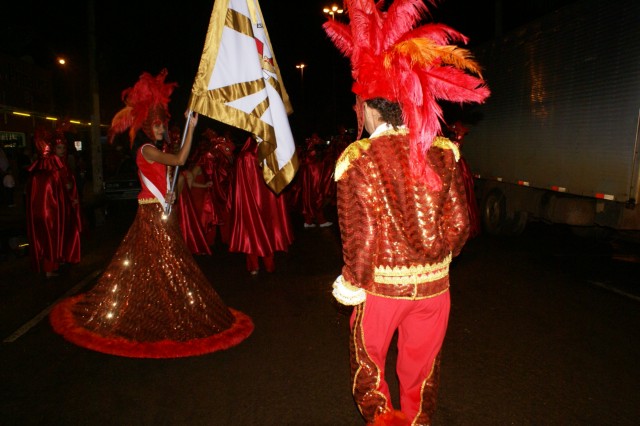 Escolas Acadêmicos Unidos de Três Lagoas e X15 alegram a noite durante desfile