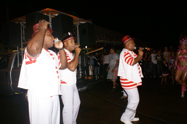 Escolas Acadêmicos Unidos de Três Lagoas e X15 alegram a noite durante desfile