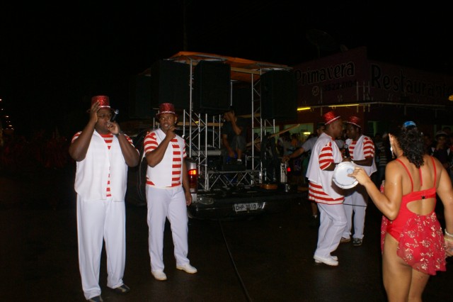 Escolas Acadêmicos Unidos de Três Lagoas e X15 alegram a noite durante desfile