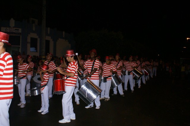Escolas Acadêmicos Unidos de Três Lagoas e X15 alegram a noite durante desfile