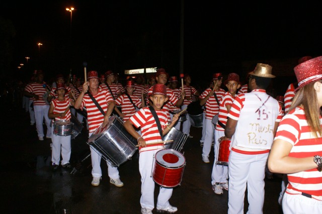 Escolas Acadêmicos Unidos de Três Lagoas e X15 alegram a noite durante desfile