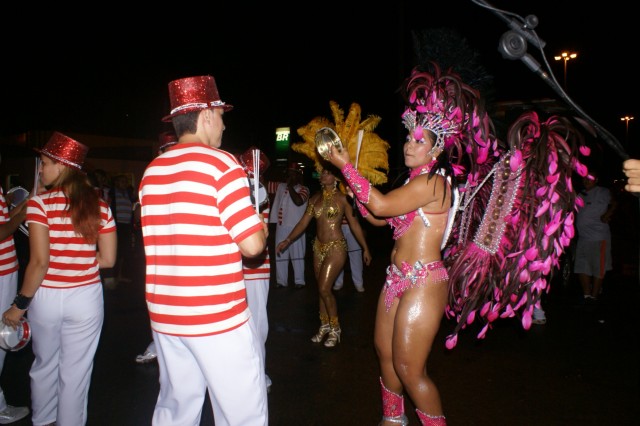 Escolas Acadêmicos Unidos de Três Lagoas e X15 alegram a noite durante desfile
