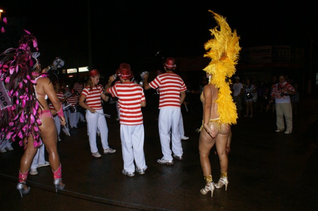 Escolas Acadêmicos Unidos de Três Lagoas e X15 alegram a noite durante desfile